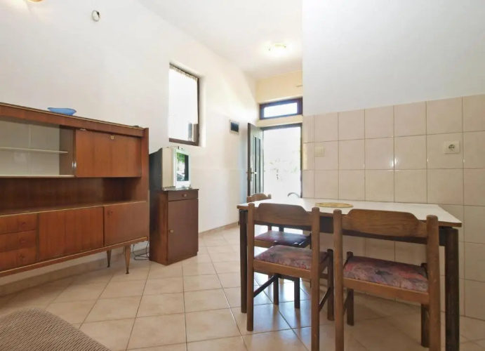Apartment 695