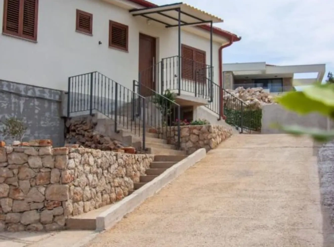 3 Bedrooms Cottage