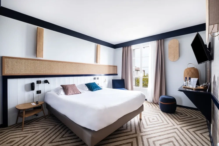 Standard Double room with partial sea view