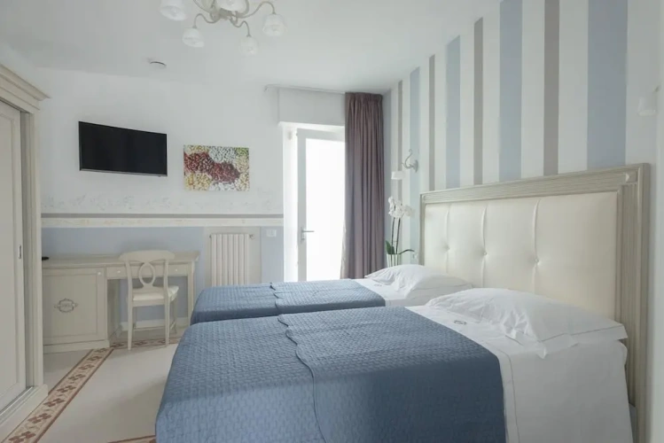 1 Bedroom Business Double room with balcony and with courtyard view