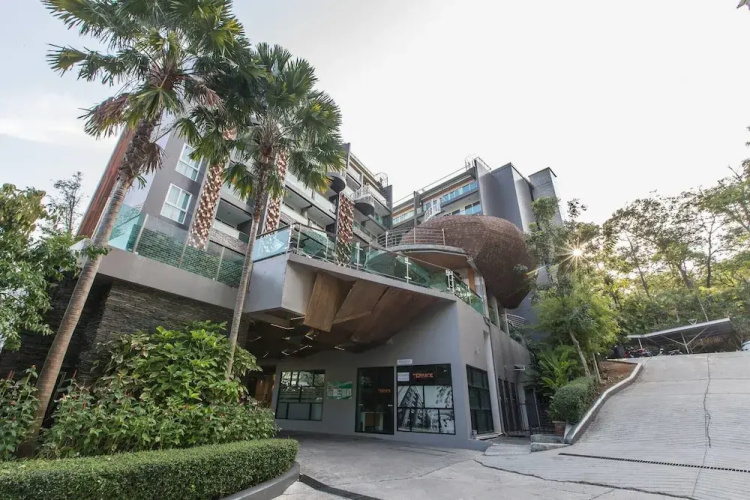 Emerald 412a - Studio With Balcony and Shared Pool