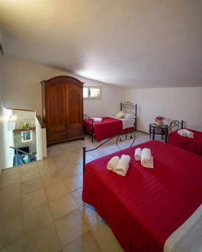 Standard Quadruple room with garden view