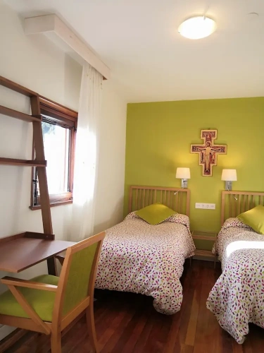 Standard Twin room with garden view