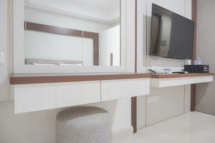 Fancy Designed Studio At Gold Coast Apartment