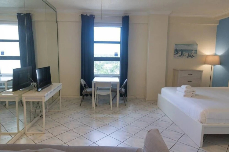 778 Studio Apartment Hollywood