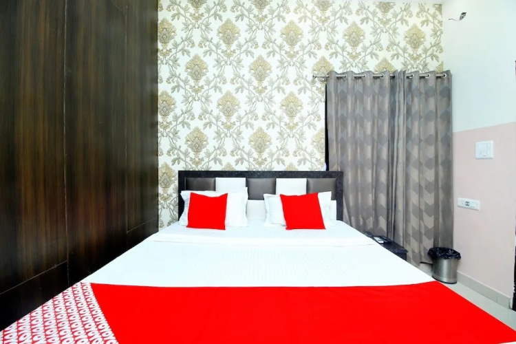 Oyo 43846 Hotel R2d