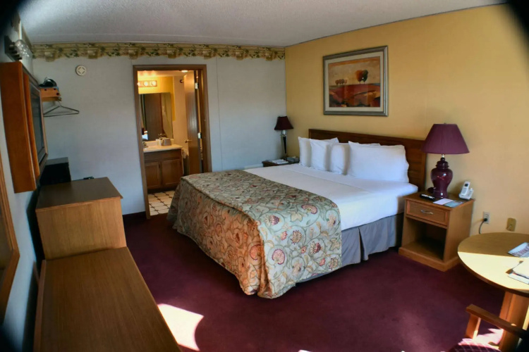 Baldknobbers Inn
