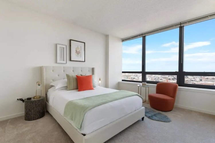 West Loop Luxe 2BR Balcony Skyline Views