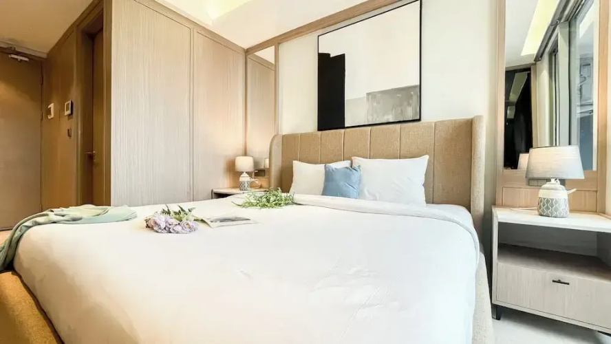 Modern Minimalist Studio Room At Gold Coast Apartment