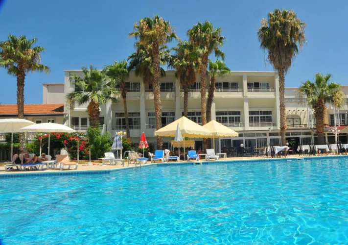 LA Hotel & Resort