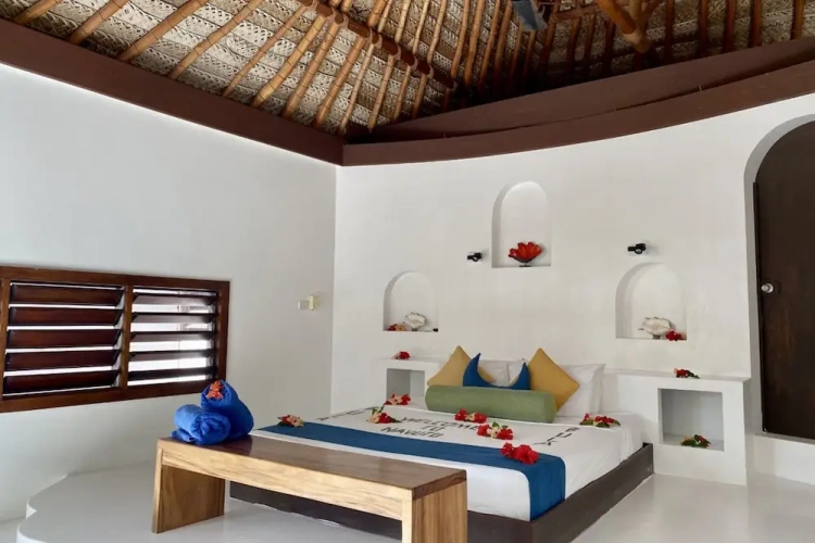 2 Bedrooms Bure beachfront