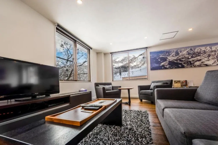 4 Bedrooms Apartment