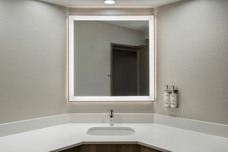 Holiday Inn Express Boston-Milford photo 10