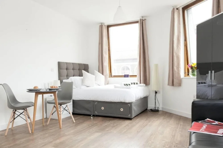 Spacious And Elegant City Centre Studio!