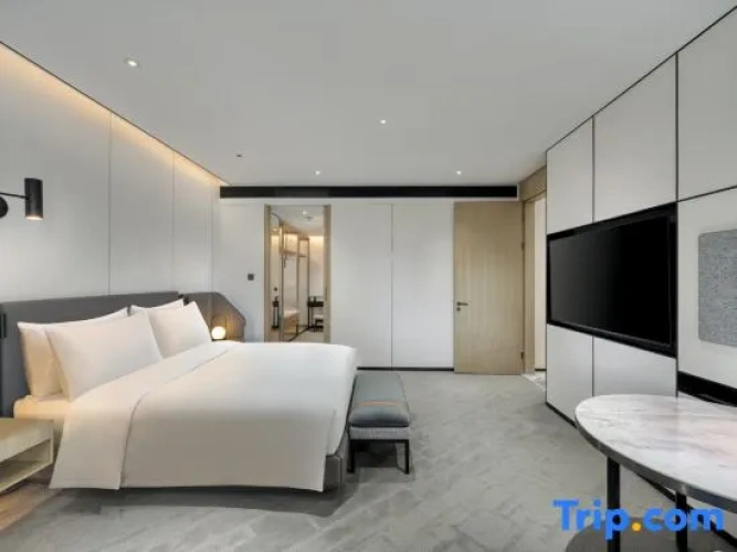 1 Bedroom Club Suite with river view