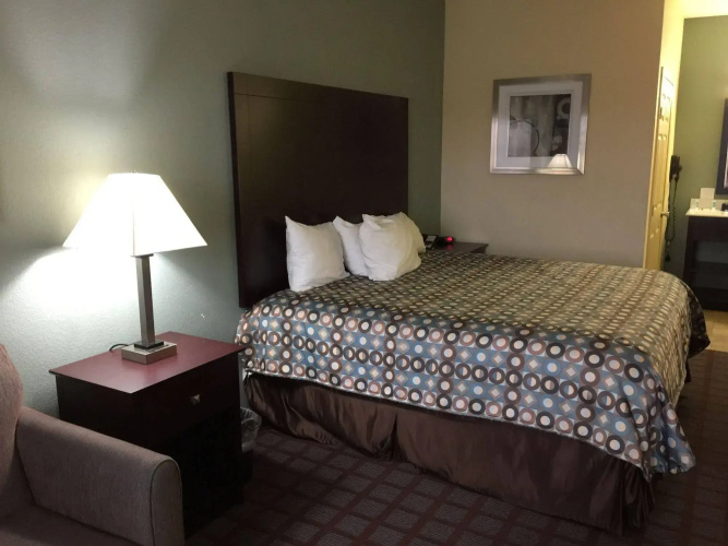 Pearsall Inn & Suites