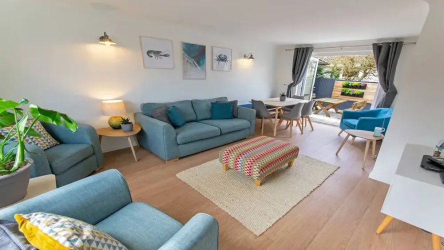 Oceanside Sleeps 6 Walk to Beach & Stylish
