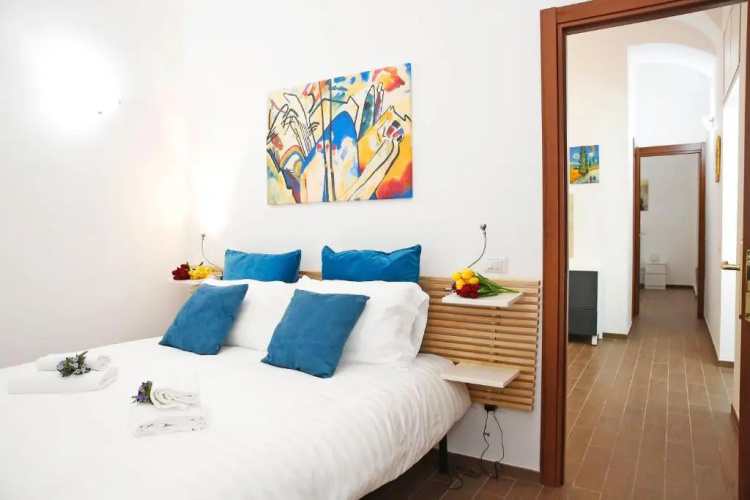 Castel Sant Angelo's Harmonious Apartment