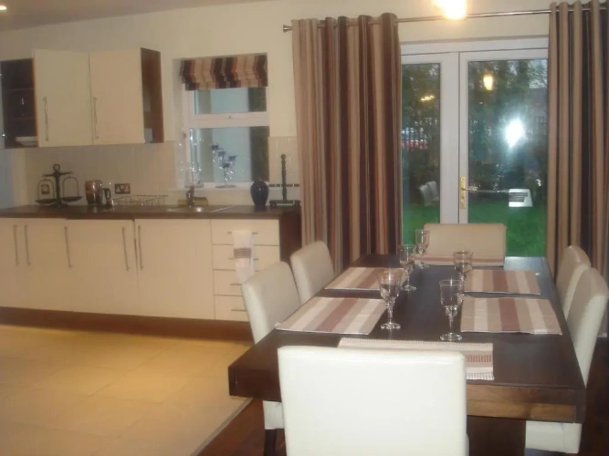 4 Bedrooms Cottage