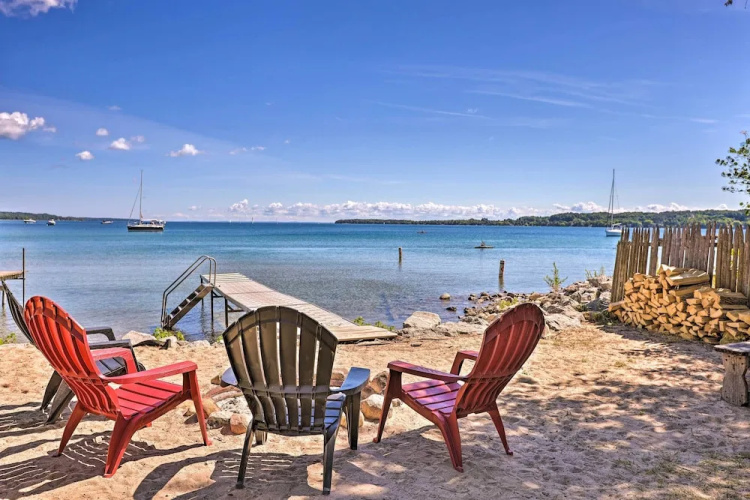 Quaint Studio w/ Shared Beach: Walk to Suttons Bay