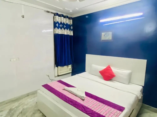 Goroomgo White Elephant Inn Noida