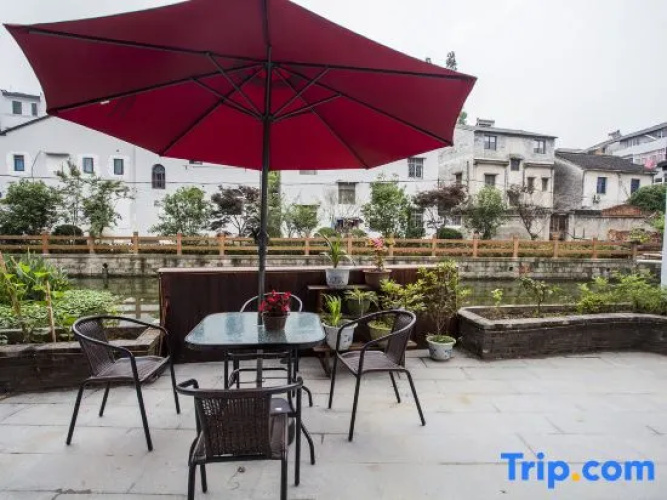 Yueyuejia Theme Inn