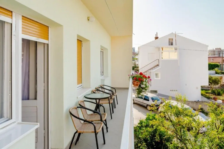 3 Bedrooms Apartment with balcony and with garden view
