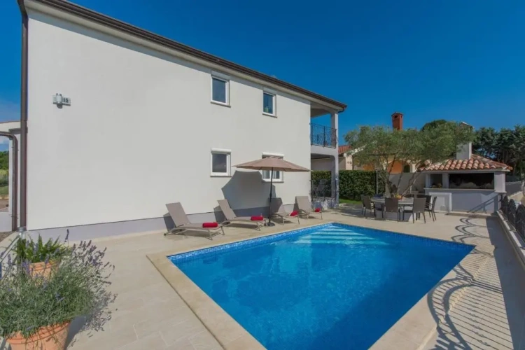 Apartment with pool view