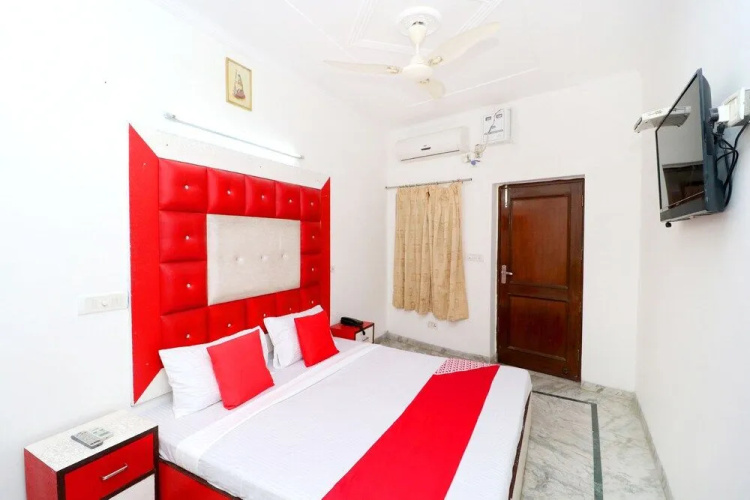 Oyo 37663 Hotel Royal Palace
