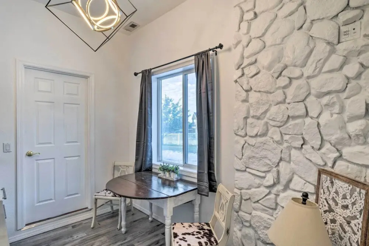 Stylish Klamath Falls Unit < 1/2 Mi to Oit!