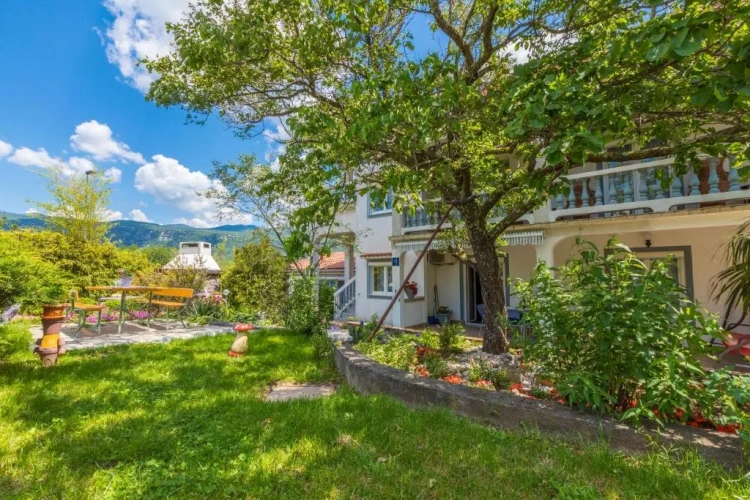 2 Bedrooms Apartment with garden view