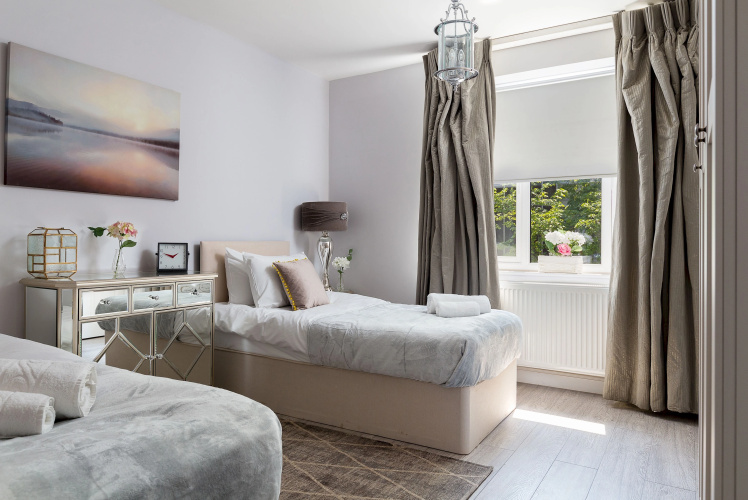 Sophisticated modern 2-bed 2-bath on Cromwell rd