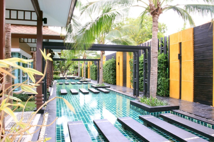 Deluxe room with pool view