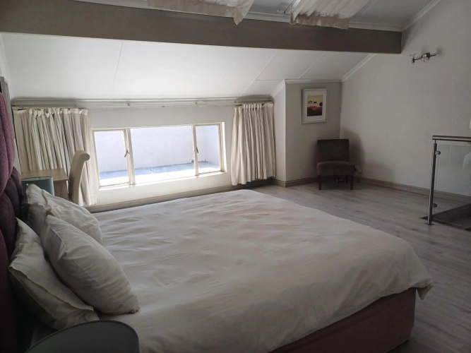 Mount Royal 09 - Large 1 bed with balcony