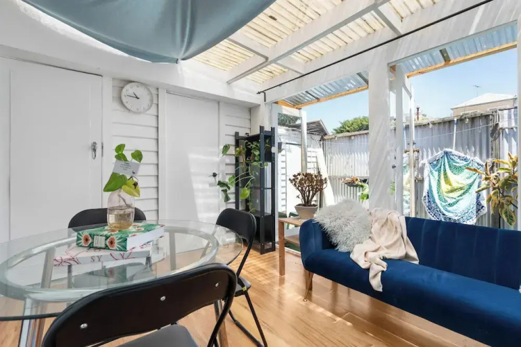 Beach house 2km CBD