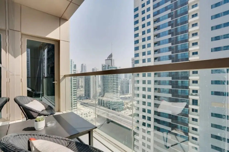 Modern Apartment With Amazing Infinity Pool