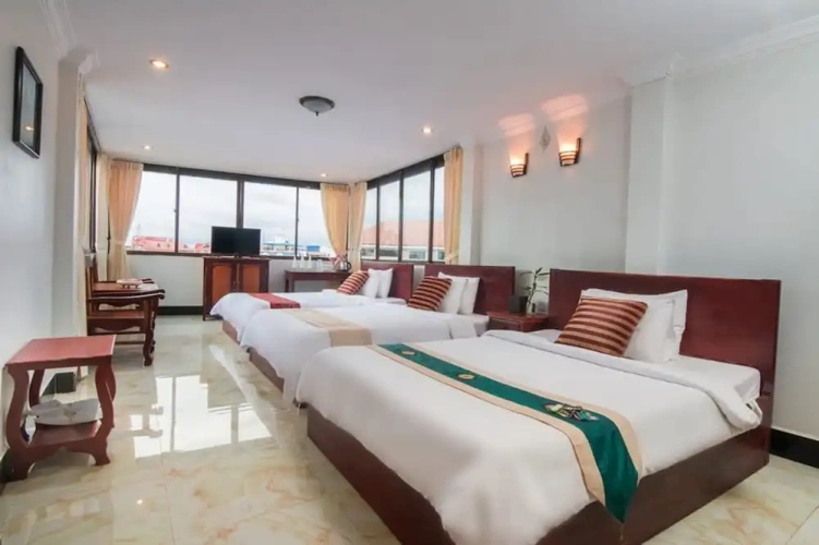 Superior Triple room with city view