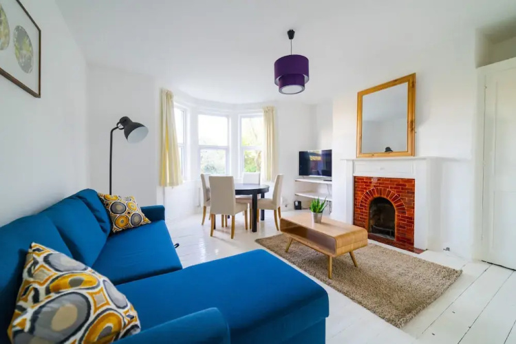 Bright Modern Oldfield Apartment