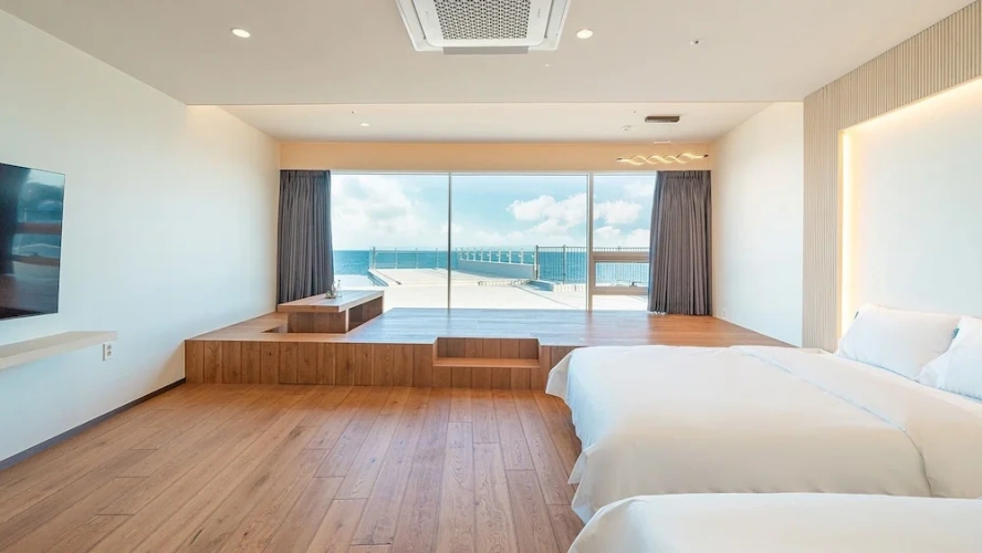 Premier Quadruple room with pool view
