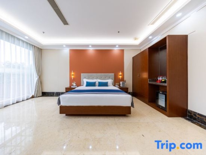 Executive Suite with pool view