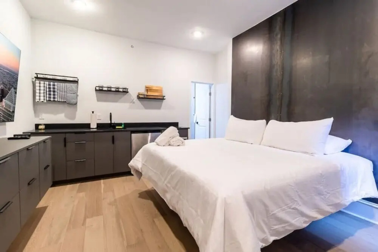 Glamorous Lux Studio - Unit 7
