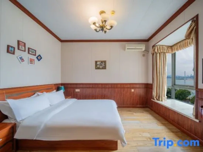 2 Bedrooms Suite with balcony and with river view