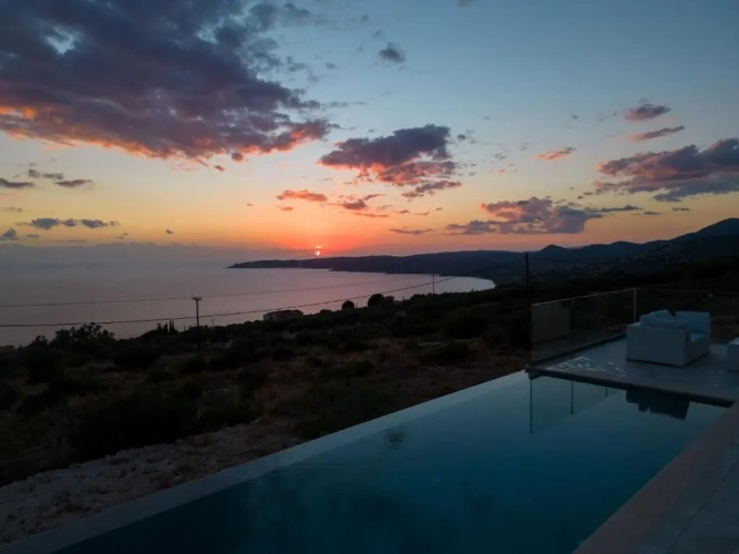 2 Bedrooms Villa