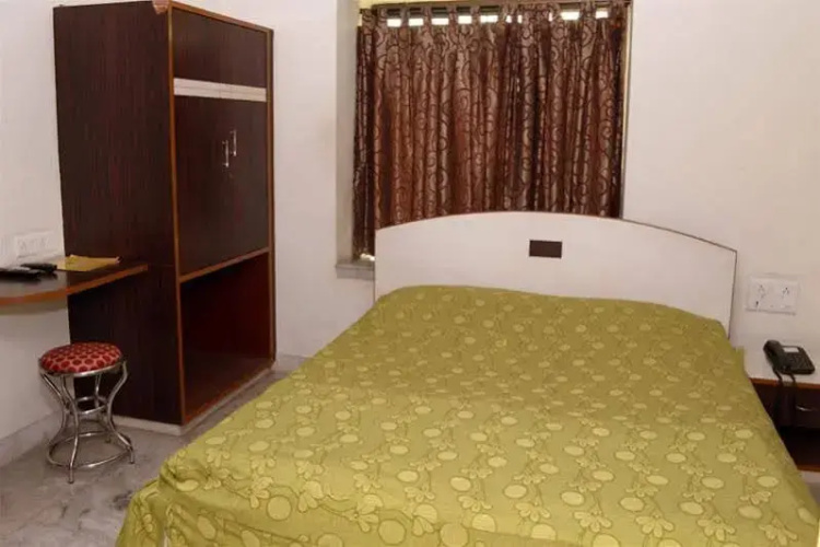 OYO 43924 Harry Guest House