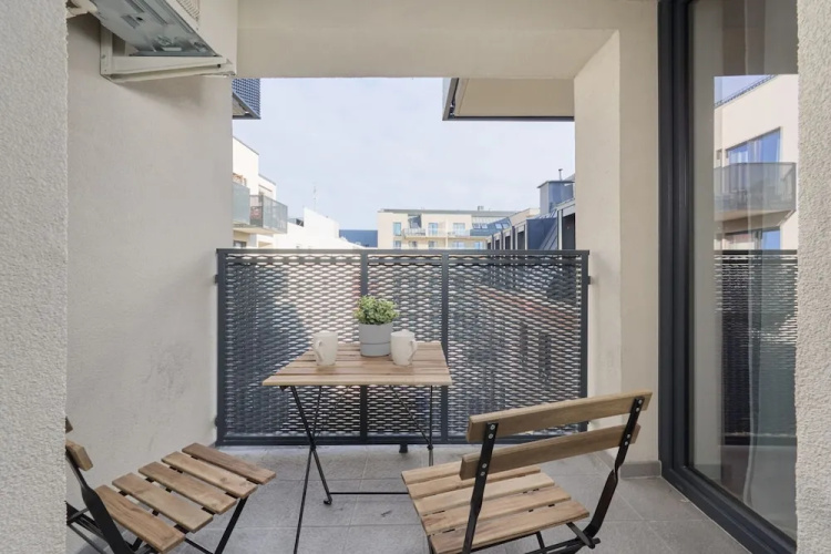 Stylish & Spacious Apartment by Renters