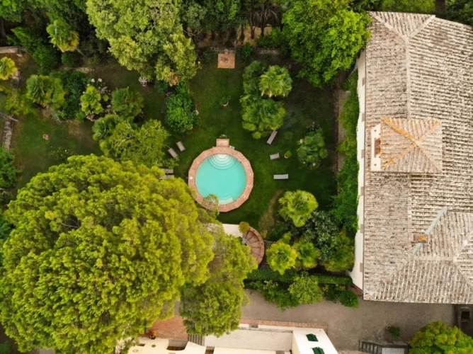 6 Bedrooms Villa