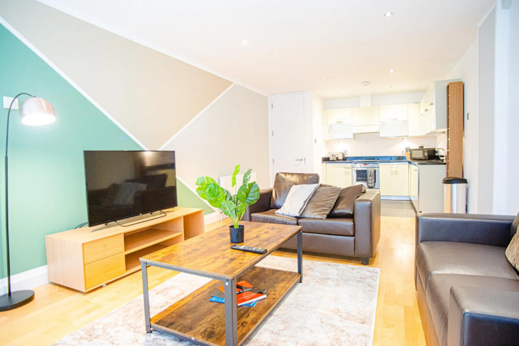 Spacious One Bed Apartment w Balcony in Farringdon