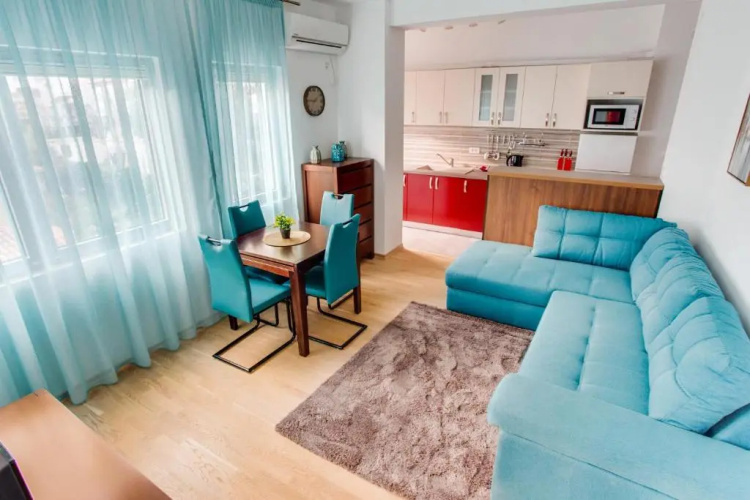 Apartments Lora 13.Jula, 15