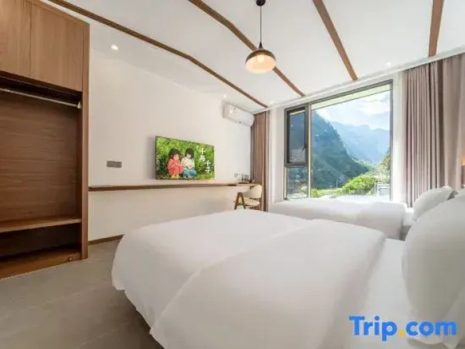 Standard room with mountain view