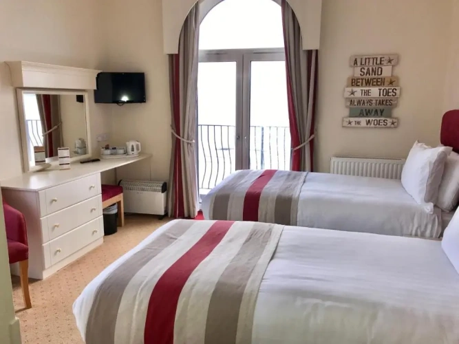 Standard Twin room with sea view